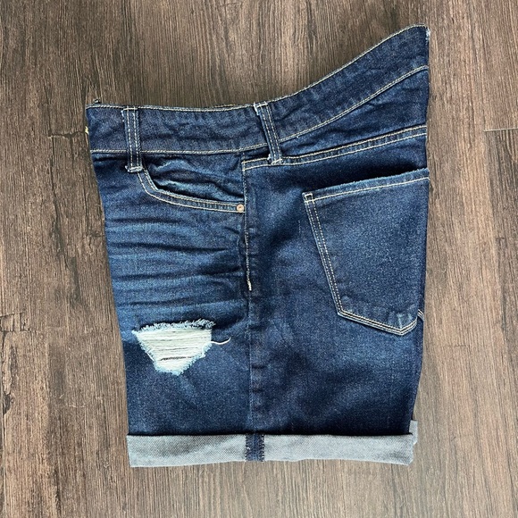 ARIZONA JEAN CO || SIZE 7 || DENIM CUFFED DISTRESSED SHORTS - Picture 5 of 10